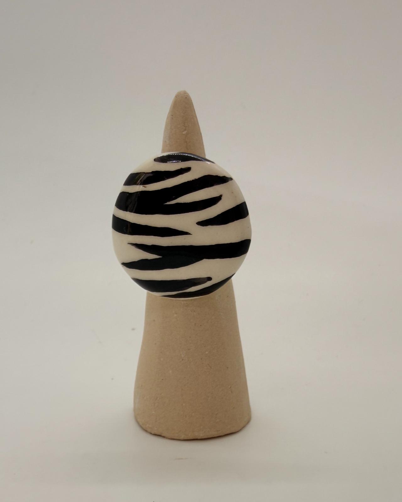 Anillo ajustable de cebra.  - anama casa creativa